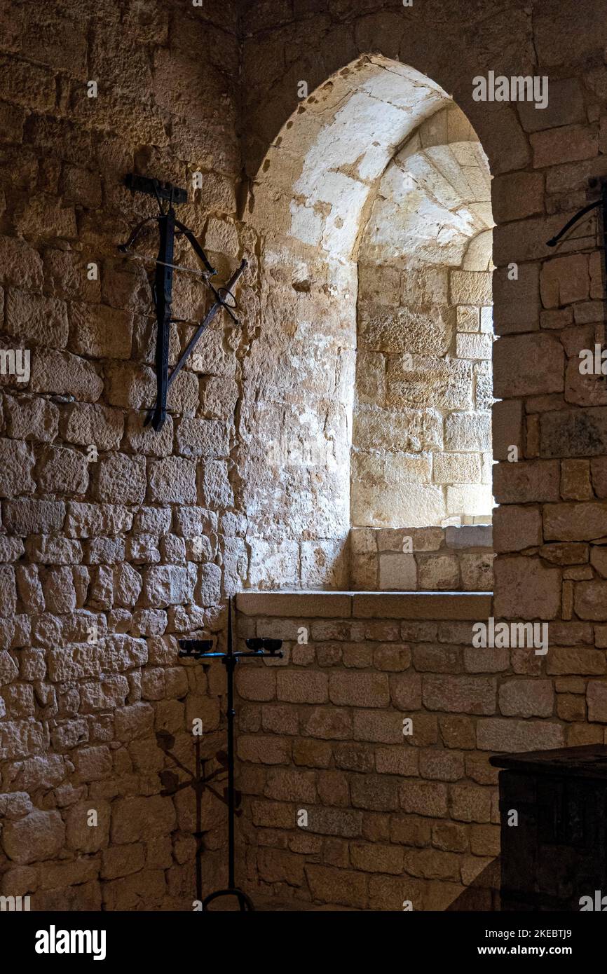 Chateau de Beynac. In cima a una vertiginosa scogliera, che domina il villaggio di Beynac-et-Cazenac, il castello di Beynac è una sentinella di pietra Foto Stock
