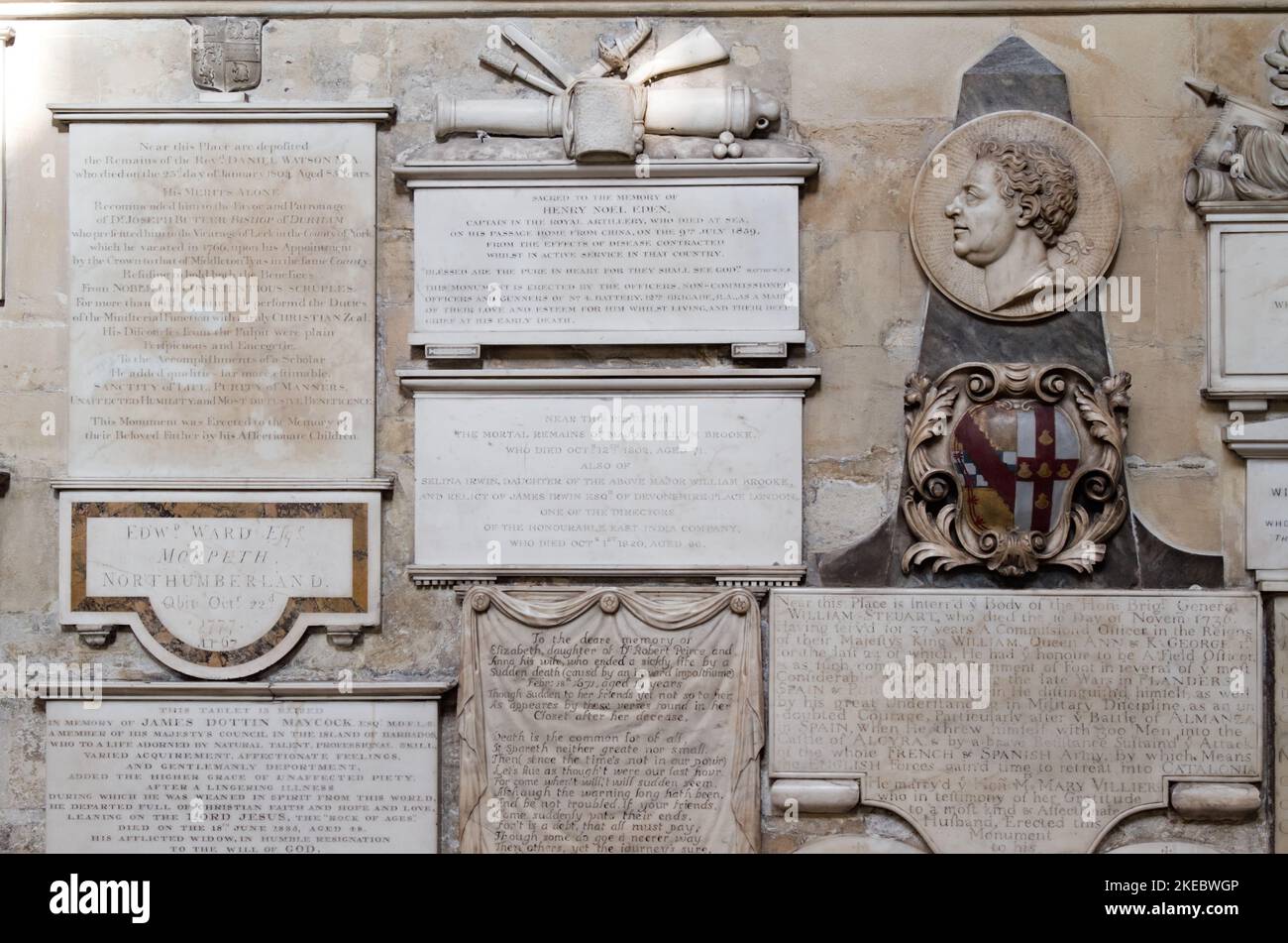 Marble, memorie di pietra sul Muro dell'Abbazia di Bath, la Chiesa abbaziale di San Pietro e San Paolo, Bath UK Foto Stock