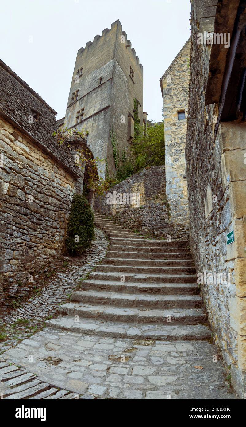 Chateau de Beynac. In cima a una vertiginosa scogliera, che domina il villaggio di Beynac-et-Cazenac, il castello di Beynac è una sentinella di pietra Foto Stock