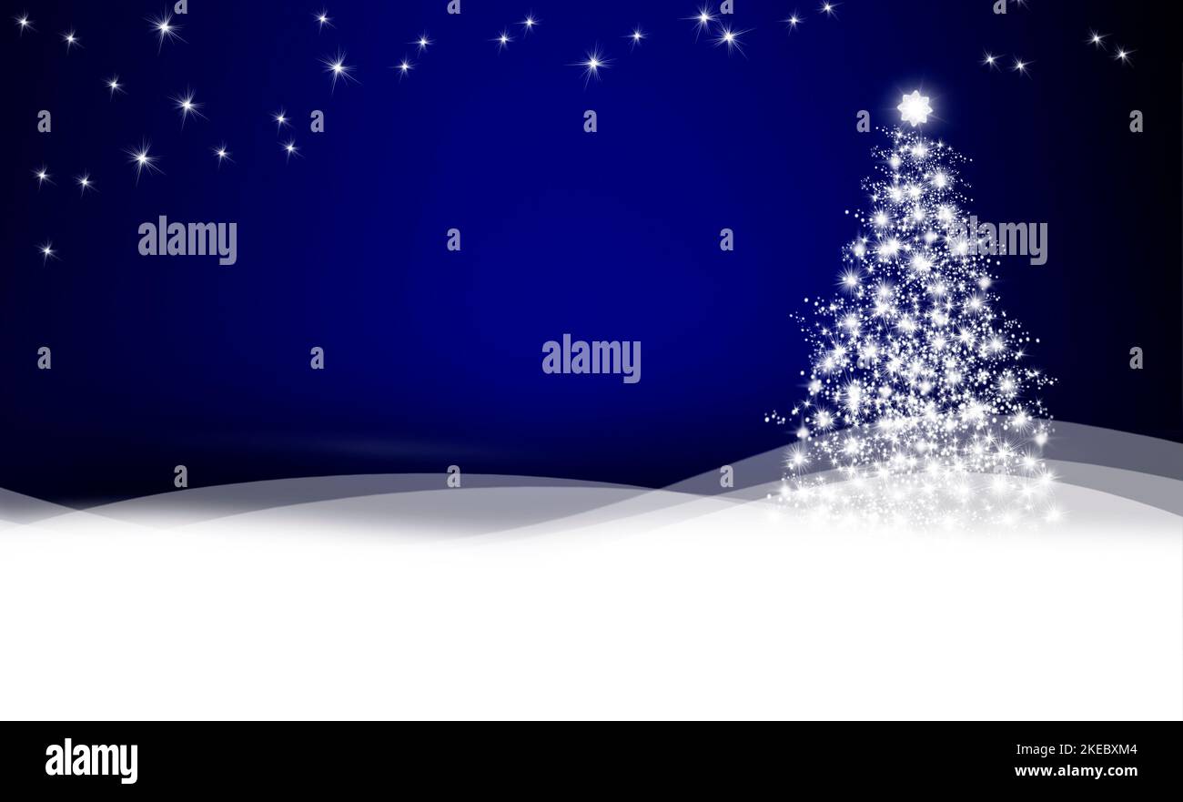 Albero di Natale lucido su uno sfondo blu nella neve Foto Stock