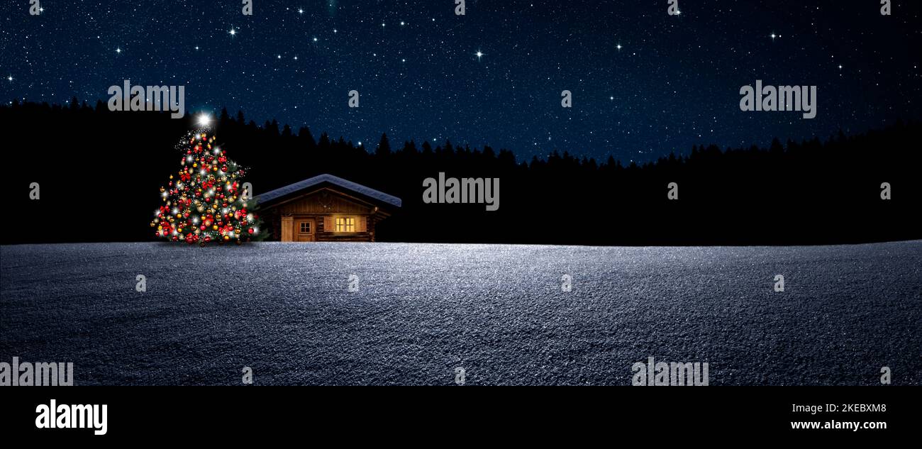 Albero di Natale con capanna di sci nella foresta invernale di notte Foto Stock