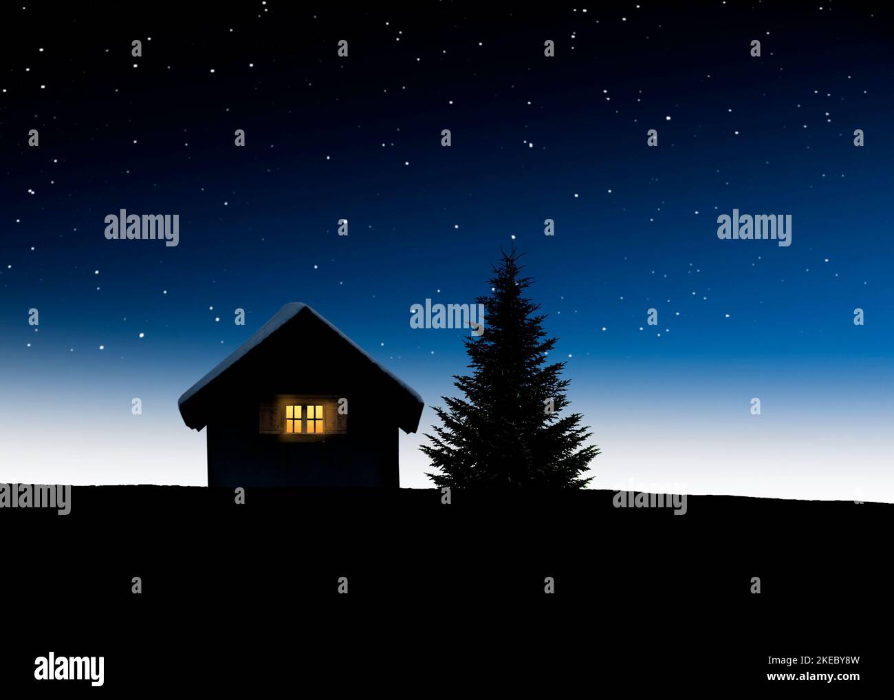 Capanna in legno con finestra illuminata e abete di notte in inverno Foto Stock