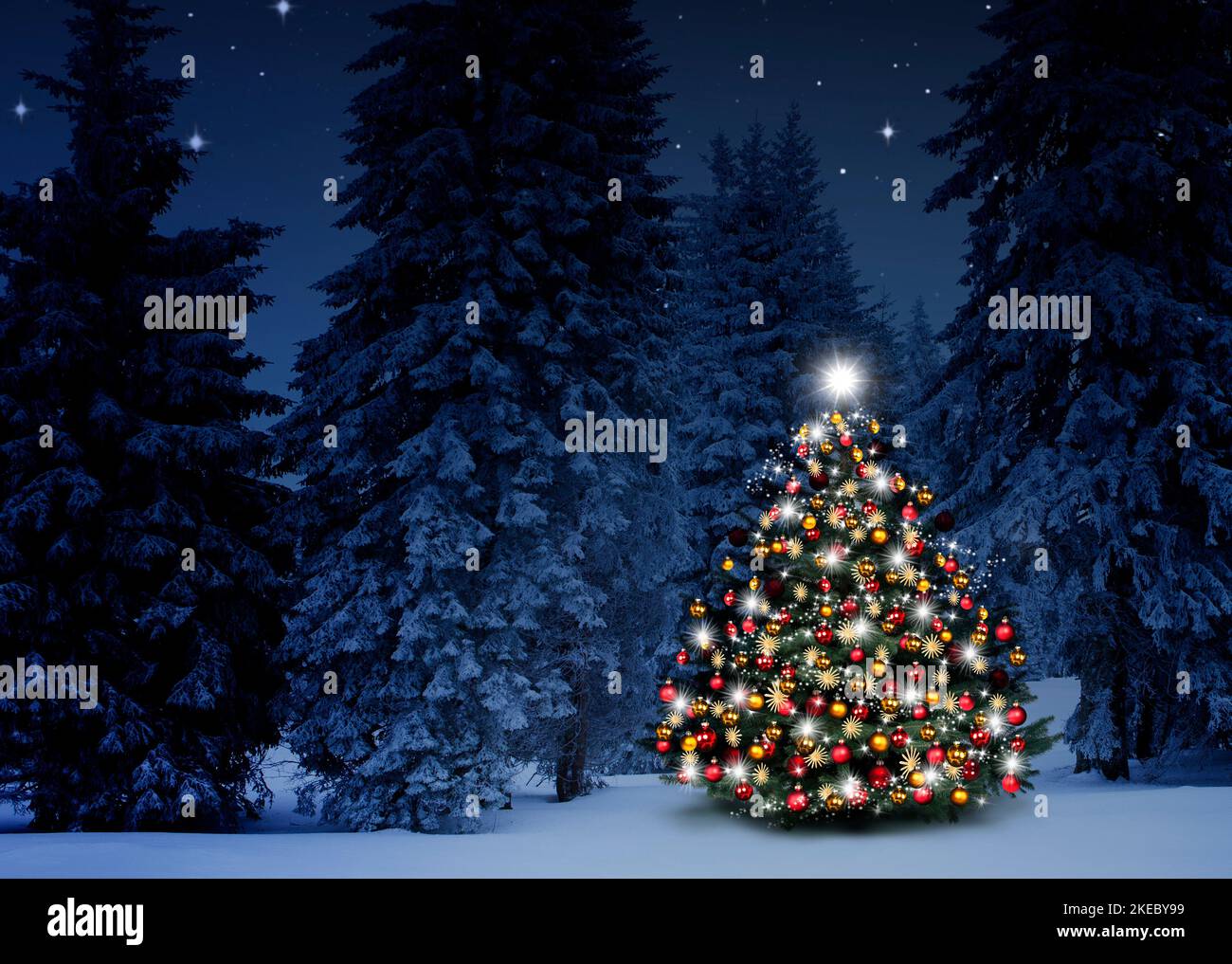Albero di Natale lucido su sfondo blu nella neve Foto Stock