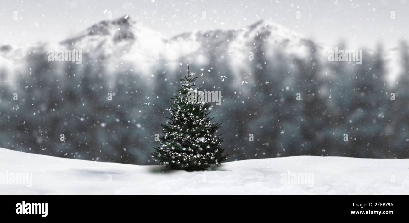 Albero di Natale decorato con nevicate di fronte a una foresta di abeti sullo sfondo Foto Stock