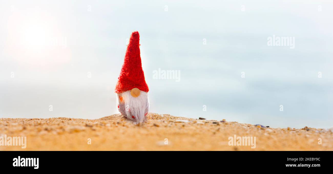 Piccolo Babbo Natale sulla spiaggia Foto Stock