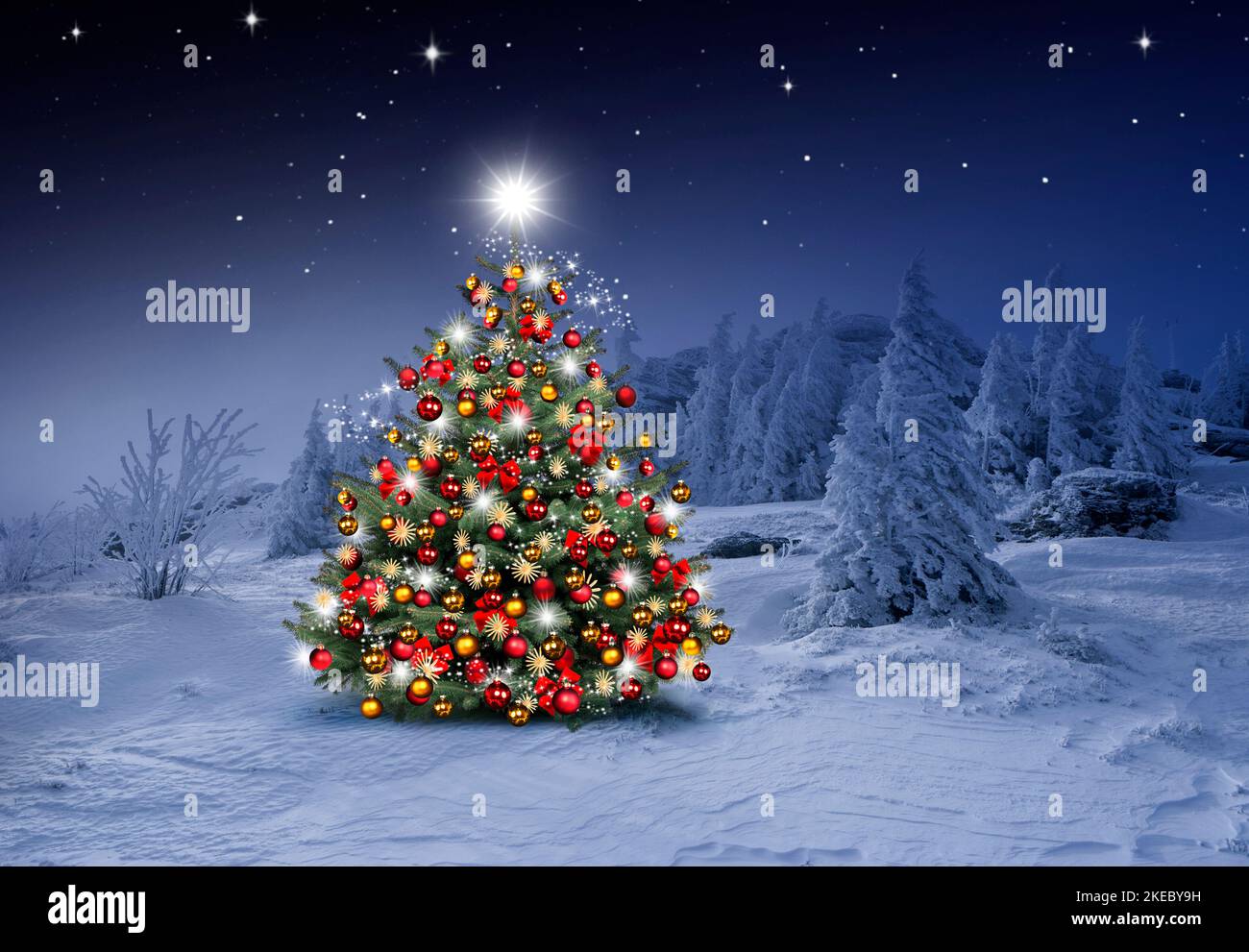 Albero di Natale lucido su sfondo blu nella neve Foto Stock
