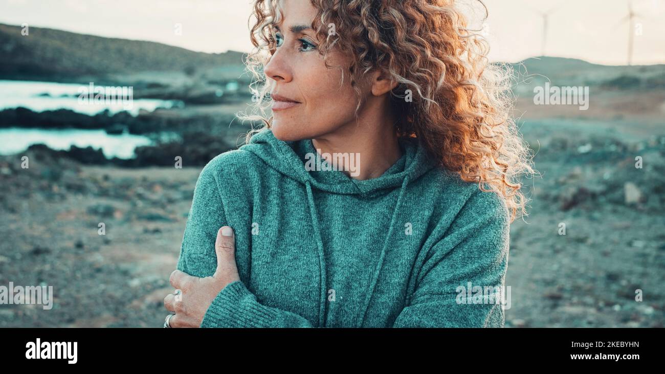 Banner intestazione immagine di attraente ritratto donna in attività all'aperto solo tempo libero. Lady godendo di libertà e destinazione panoramica. Stile di vita delle persone in viaggio. Femmina con spazio copia e sfondo scenico Foto Stock