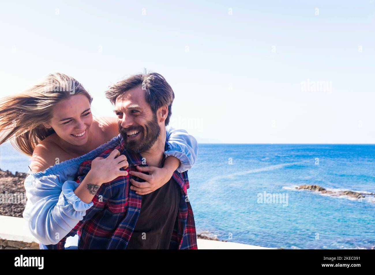 coppia di adulti che si divertono insieme ridendo e sorridendo - mare o oceano sullo sfondo - uomo e donna in amore datare insieme Foto Stock