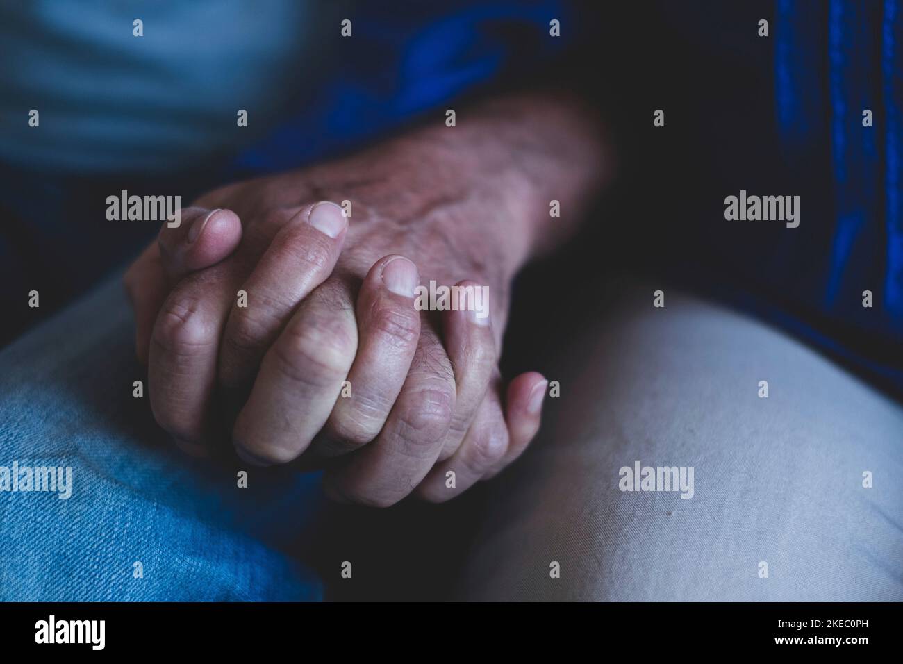 primo piano e ritratto di due vecchie mani che li tengono insieme - gente matura concetto stile di vita e pelle Foto Stock