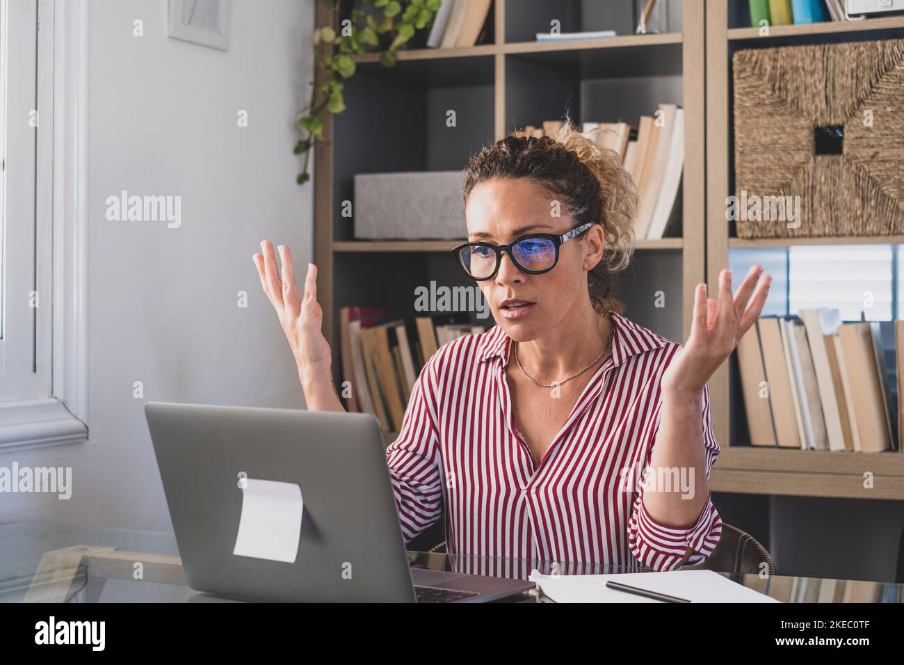 Dipendente femminile deluso confuso con una cattiva connessione a Internet o un guasto del laptop in ufficio. Frustrata donna d'affari perplessa di fronte a problemi di funzionamento del dispositivo a casa scrivania Foto Stock