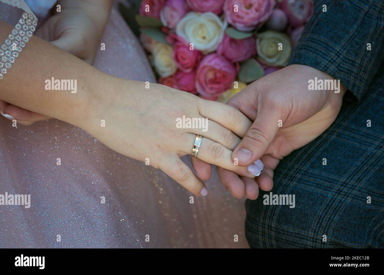 La sposa e lo sposo scambiano gli anelli di nozze nella chiesa durante una cerimonia cristiana di nozze Foto Stock