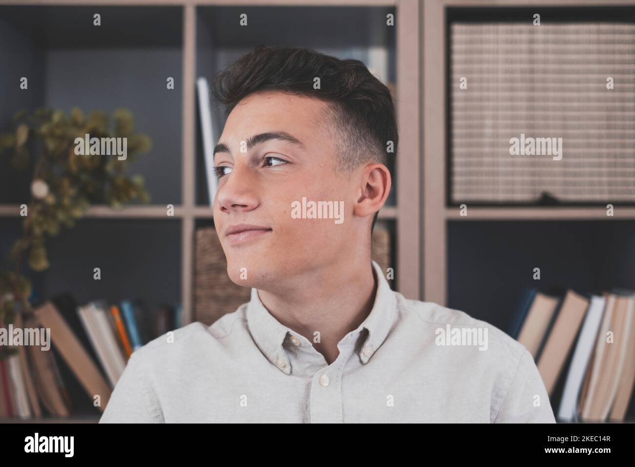 Riflessivo caucasico guardando lo schermo del computer portatile, riflessivo sul lavoro, imprenditore indipendente lavorando in un progetto difficile. Adolescente maschio che si prepara a casa in ufficio al coperto. Foto Stock