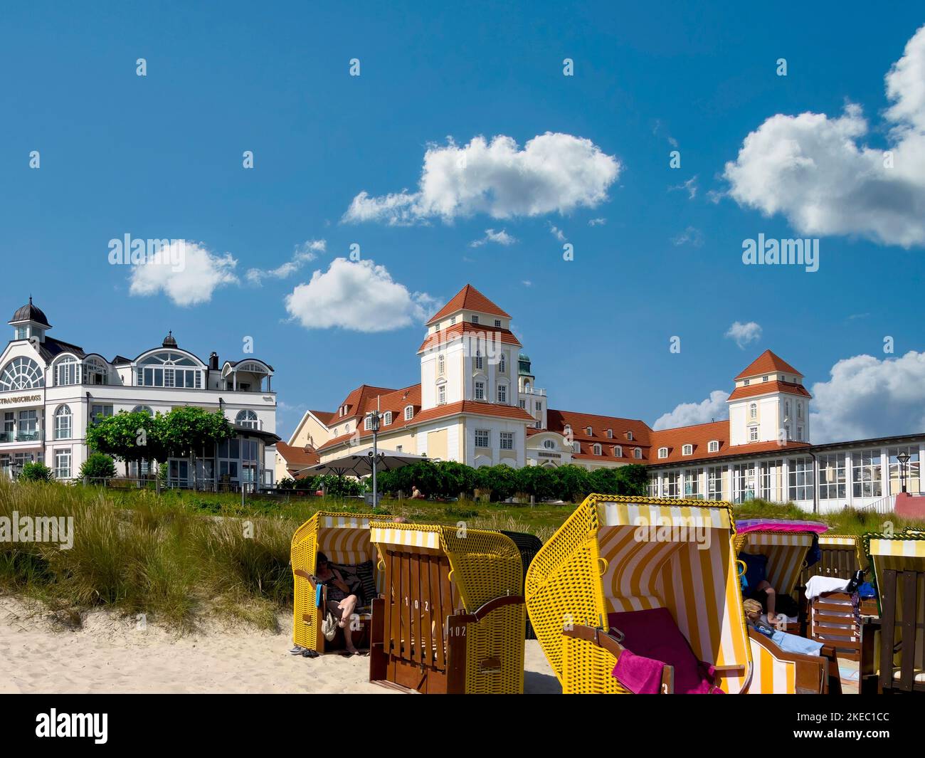 Vista dalla spiaggia al castello sulla spiaggia e alla casa termale, Ostseebad Binz, Rügen, Meclemburgo-Pomerania occidentale, Germania, Europa Foto Stock