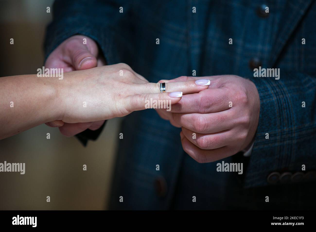 La sposa e lo sposo scambiano gli anelli di nozze nella chiesa durante una cerimonia cristiana di nozze Foto Stock