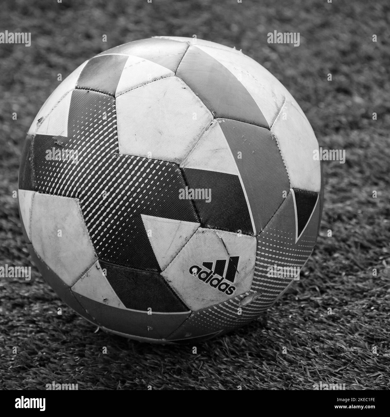 New Delhi, India - 01 2018 luglio: Il calcio ufficiale adidas durante il campionato League, Adidas calcio in mezzo ai campi Foto Stock