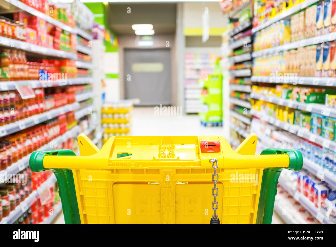primo piano e vista in prima persona o pov di un carrello che acquista prodotti e cibo in un supermercato vuoto Foto Stock