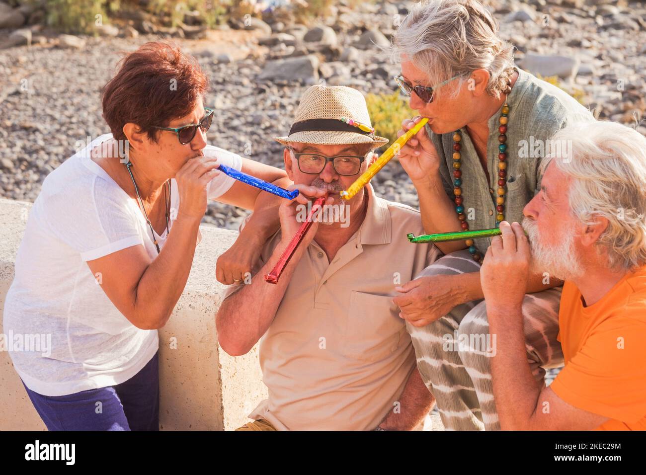 gruppo di quattro anziani e persone che si divertono insieme e celebrano qualcosa - adulti adulti maturi che si godono lo stile di vita Foto Stock