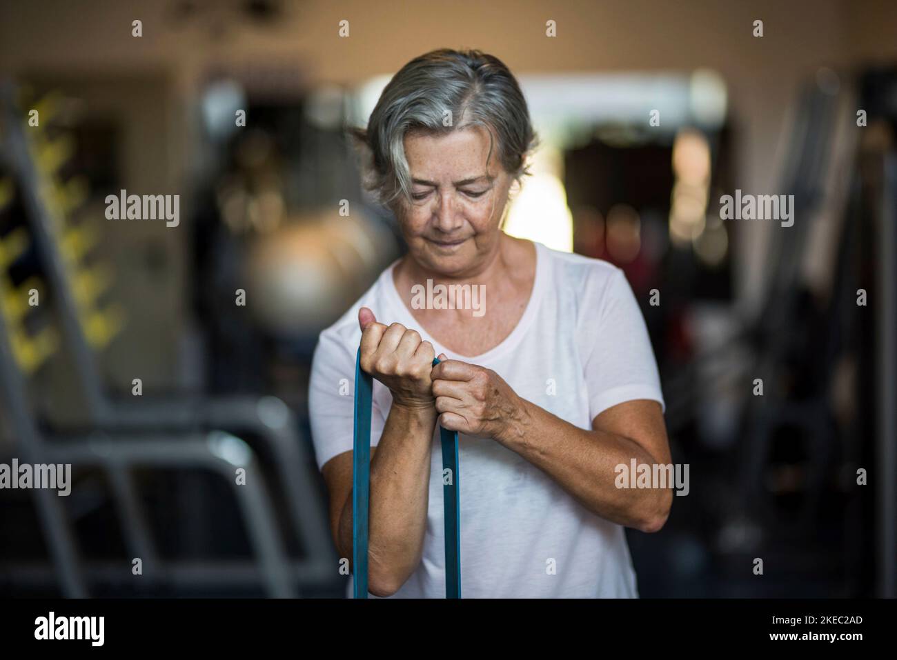 una donna matura doig esercizio in palestra per essere sano e fitness senior - formazione ogni giorno stile di vita e. concetto Foto Stock