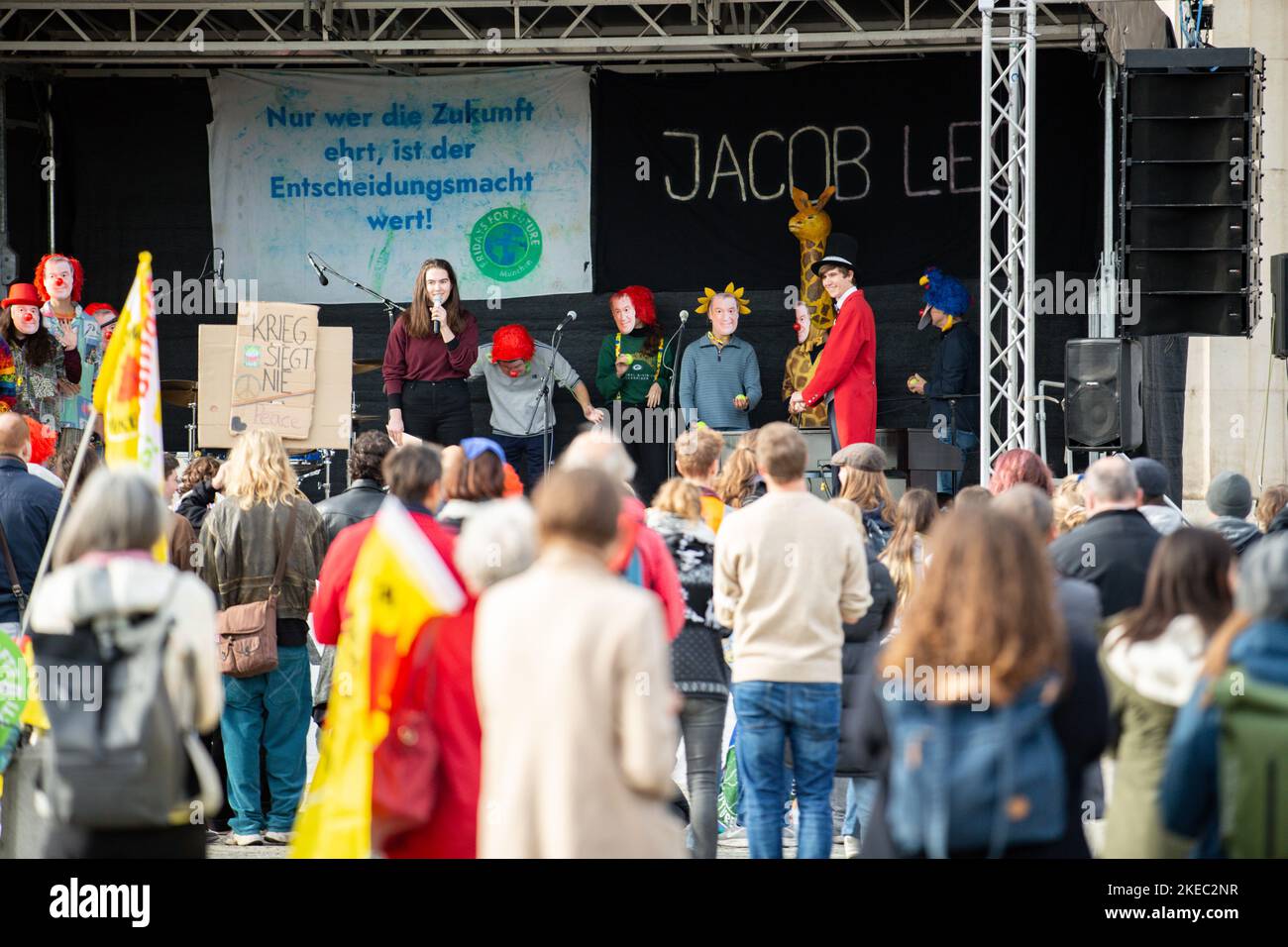 Markus Söder Clowns. Am 11.11.2022 versammelten sich ca. 292 Menschen unter dem motto Söders Klimamärchen, um gegen die Novelle des bayerischen Klimaschutzgesetz zu demonstrieren. Die Aktivist*innen von Fridays for Future und der BUND-Jugend monierten, dass es reine Scheinpolitik sei. -- Markus Soeder Clowns. Il 11 novembre 2022, circa 292 persone si sono riunite sotto lo slogan Soeder's Climate Fairy Tales per manifestare contro la modifica della legge bavarese sulla protezione del clima. Gli attivisti del venerdì per il futuro e DEL BUND-Youth si lamentarono che si trattava di pura apparenza politica. (Foto di Ale Foto Stock