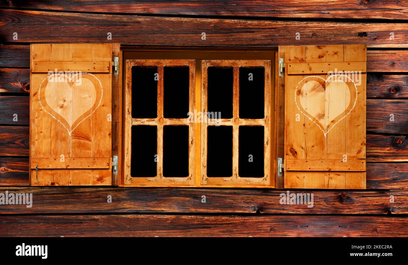 Finestre in legno con persiane e decorazioni a cuore Foto Stock