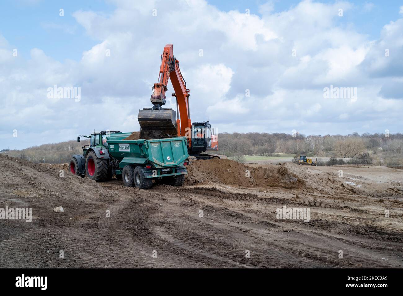 Cantiere con escavatore e trattore in estate Foto Stock