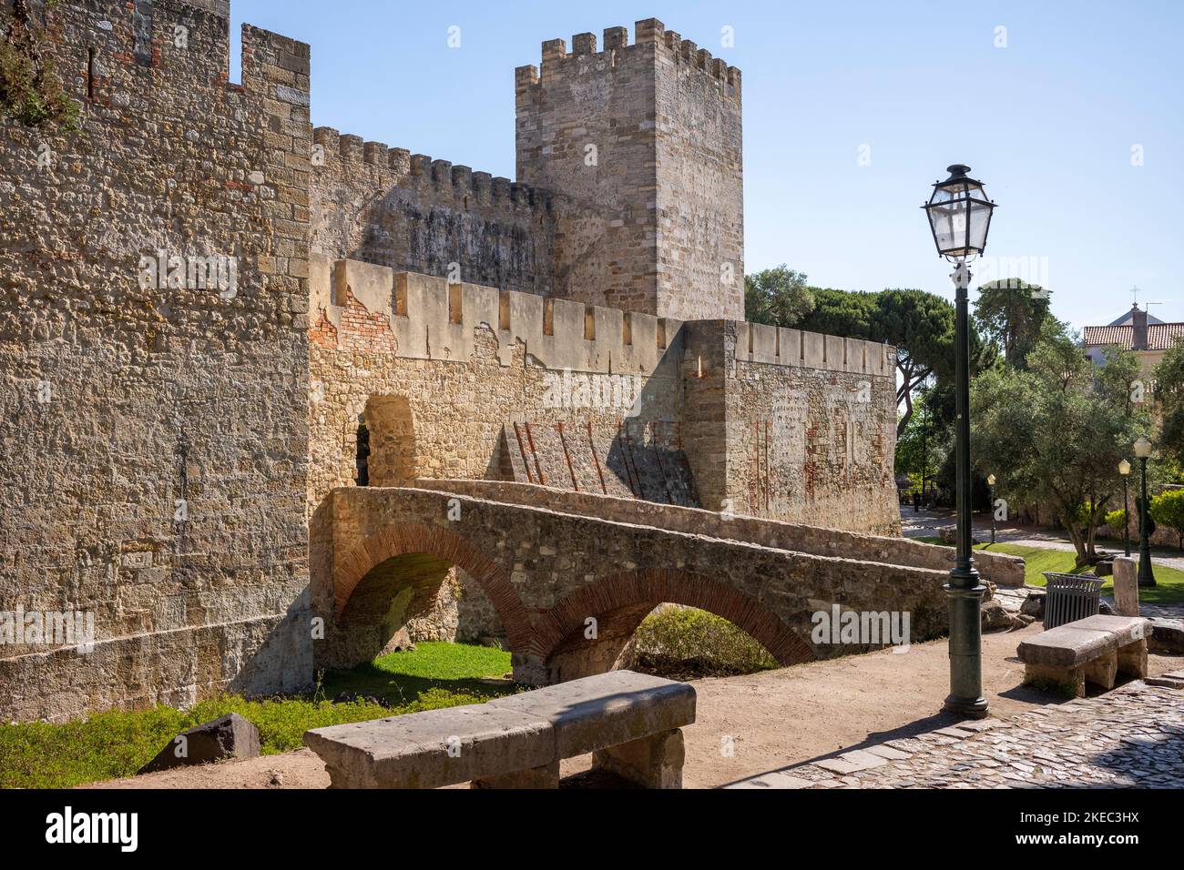 Castelo de Sao Jorge castello a Lisbona in estate di giorno. Foto Stock