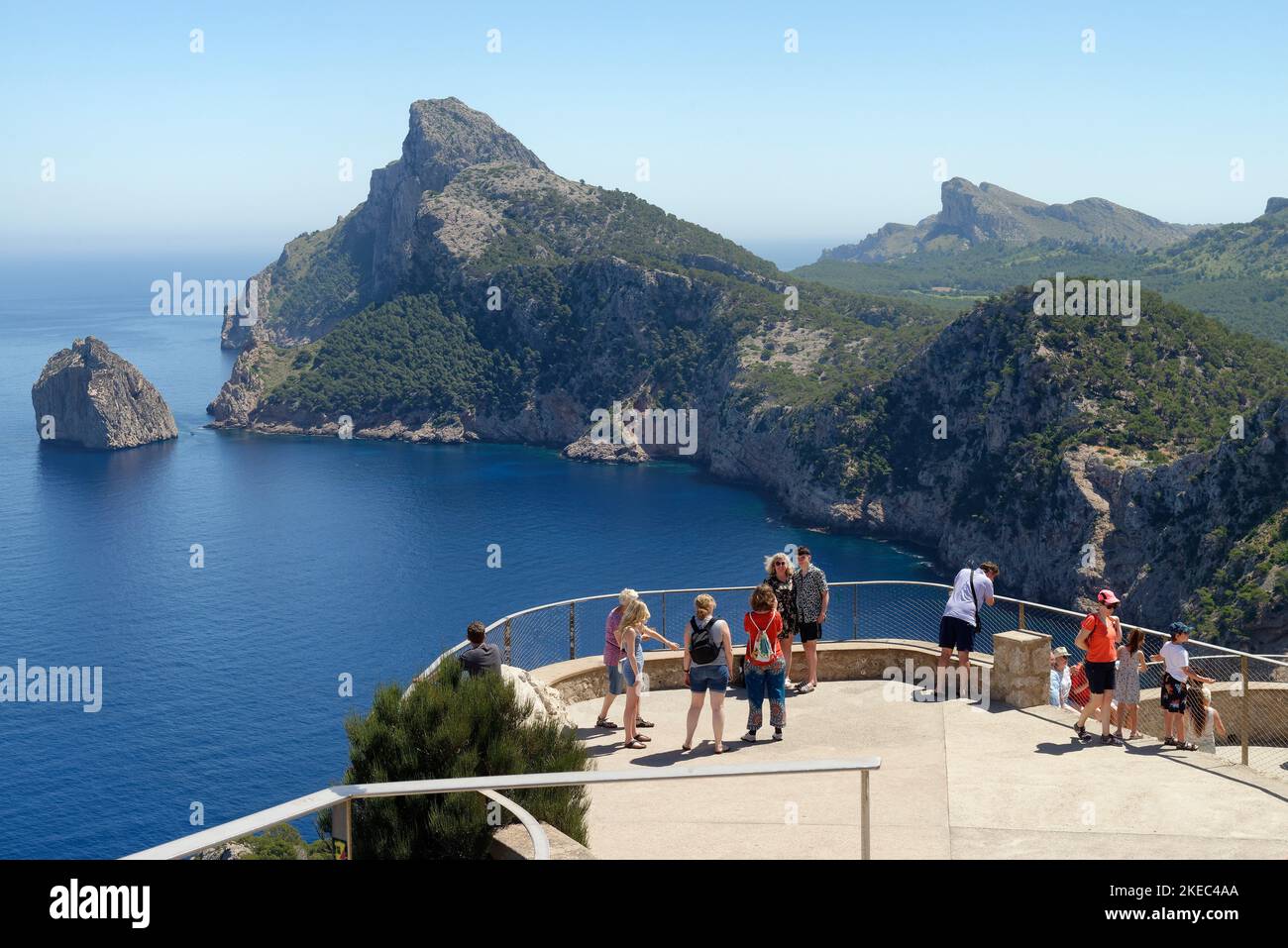 Vista dal punto di vista Punta de la Nau a Cap de Formentor con roccia es Colomer, Montagne Tramuntana, Maiorca, Mar Mediterraneo, Isole Baleari, Spagna Foto Stock