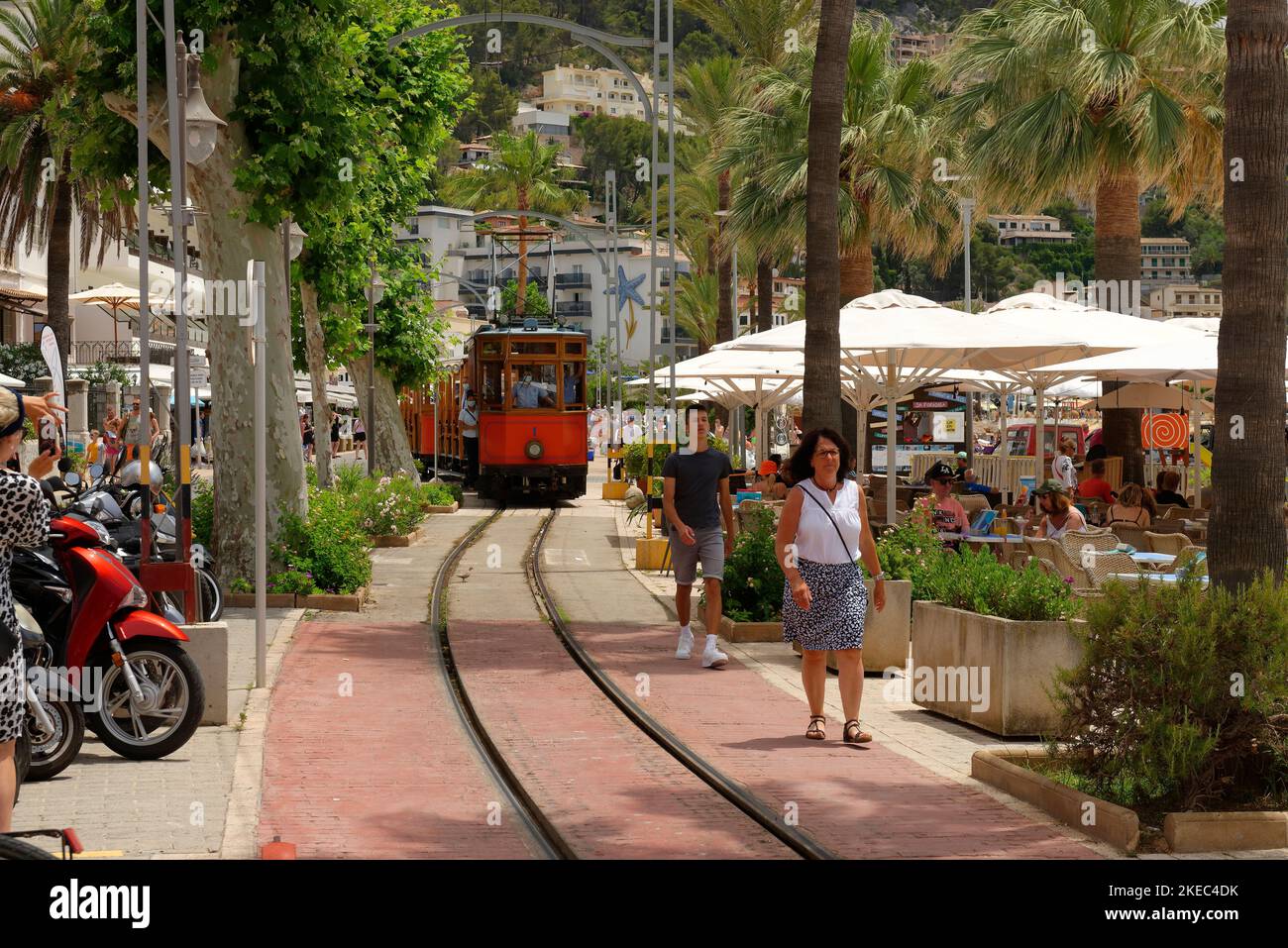 Tram sul lungomare di Port de Soller, Port de Soller, Montagne Tramuntana, Maiorca, Mar Mediterraneo, Isole Baleari, Spagna Foto Stock