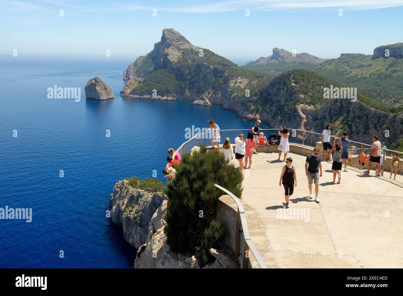 Vista dal punto di vista Punta de la Nau a Cap de Formentor con roccia es Colomer, Montagne Tramuntana, Maiorca, Mar Mediterraneo, Isole Baleari, Spagna Foto Stock