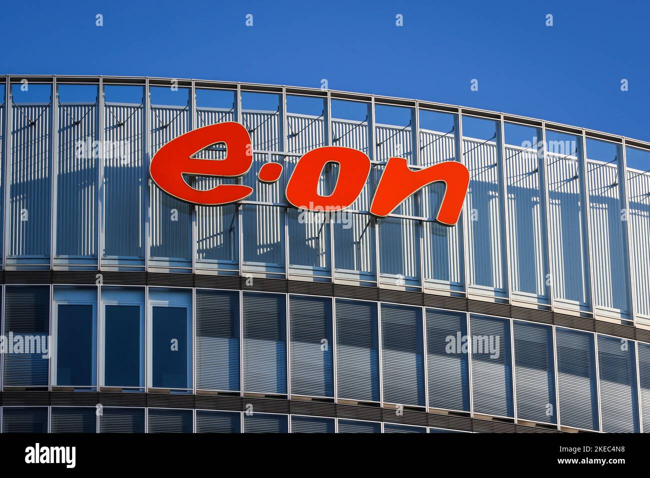 Essen, Renania settentrionale-Vestfalia, Germania - sede centrale E.ON. Logo aziendale sulla facciata della sede centrale. Foto Stock