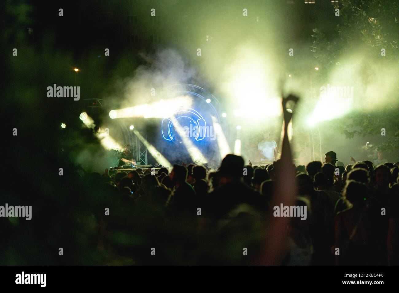 La vita notturna a Vienna discoteca festival silenzioso, folla con spettacolo di luci e fumo colorato, Austria Foto Stock