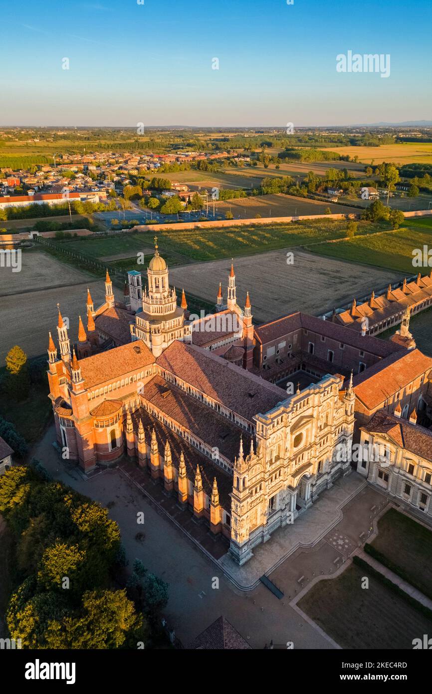 Veduta aerea del monastero di Certosa di Pavia al tramonto. Certosa di Pavia, Provincia di Pavia, Lombardia, Italia, Europa. Foto Stock