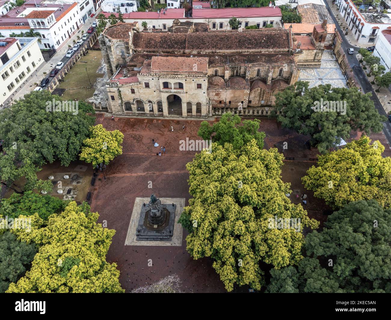 Nord America, Caraibi, grandi Antille, Isola di Hispaniola, Repubblica Dominicana, Santo Domingo, zona Colonial, veduta aerea della zona Colonial con la Cattedrale di Santa María la Menor e Parque Colón Foto Stock