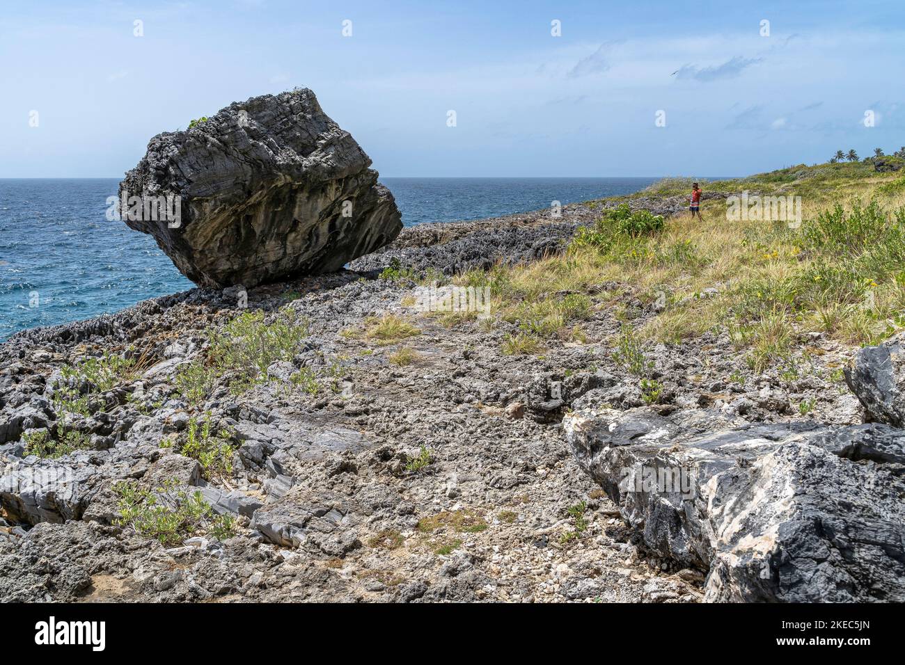 Nord America, Caraibi, grandi Antille, Isola di Hispaniola, Repubblica Dominicana, Sama, Las Galeras, Cabo Sama, visitatori del masso Piedra del Toro a Cabo Sama Foto Stock