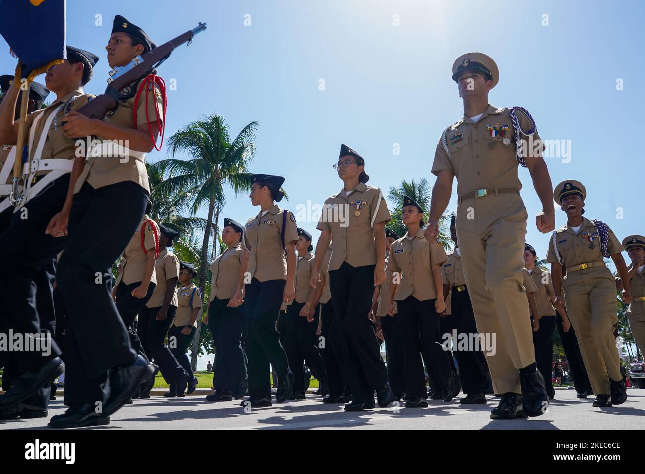 Miami Beach, Florida, Stati Uniti. 1st Jan, 2018. Miami Navy JROTC Cadets marzo sulla parata dei veterani a Miami Beach il 11 novembre 2022 (Credit Image: © Orit ben-Ezzer/ZUMA Press Wire) Foto Stock