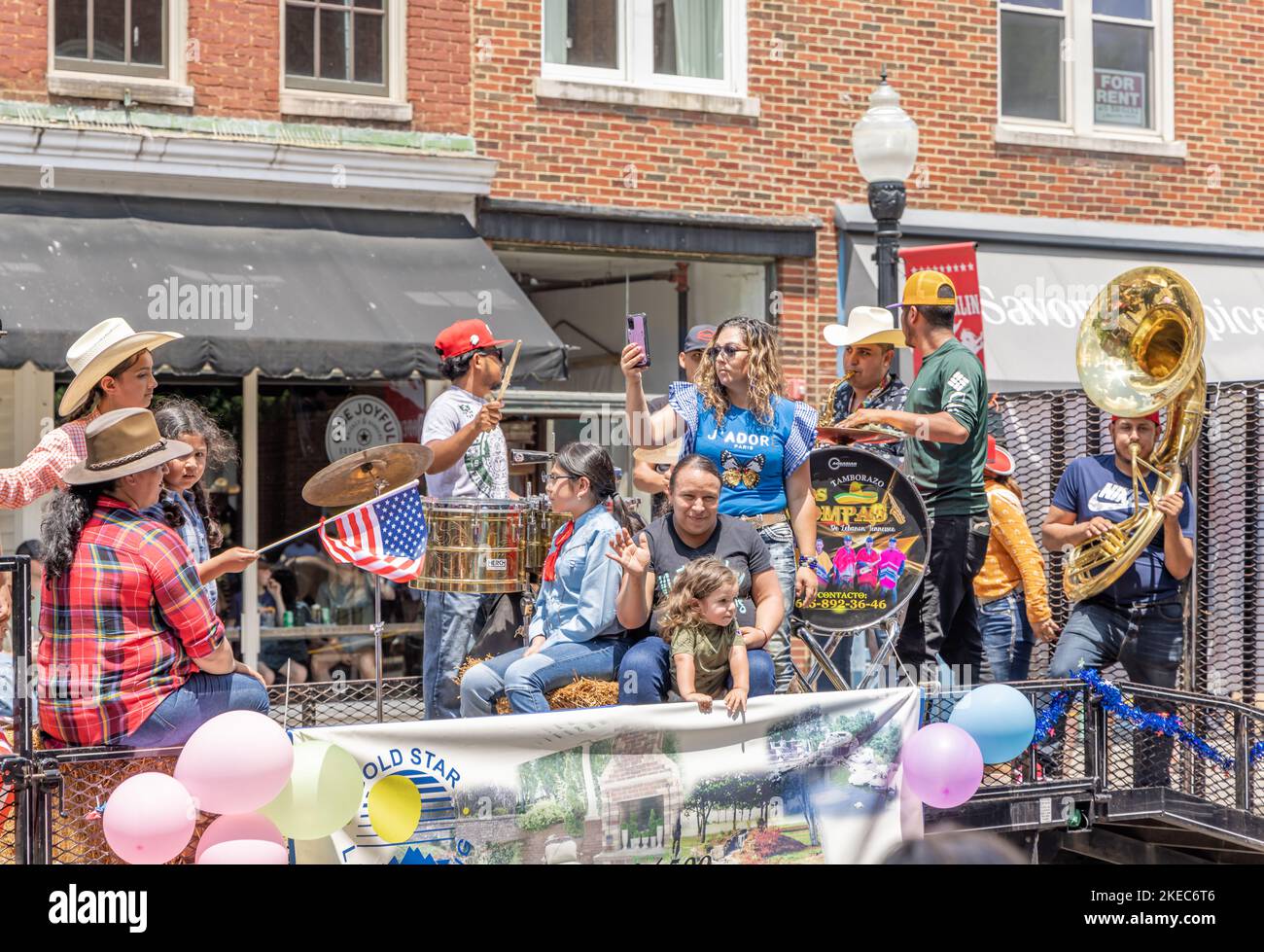 Particolare di un gruppo di musciani su un rimorchio che viene tirato nella sfilata del Franklin Rodeo Foto Stock