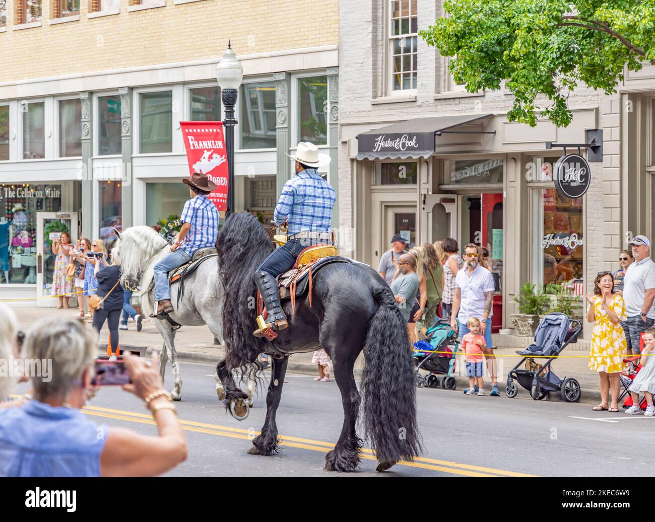 Cowboys cavalcando nella sfilata del Rodeo di Franklin Foto Stock