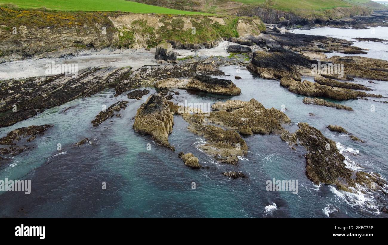 Costa luminosa. Splendida natura del Nord Europa. Vista aerea della costa rocciosa. Foto aerea. Vista dall'alto. Foto Stock