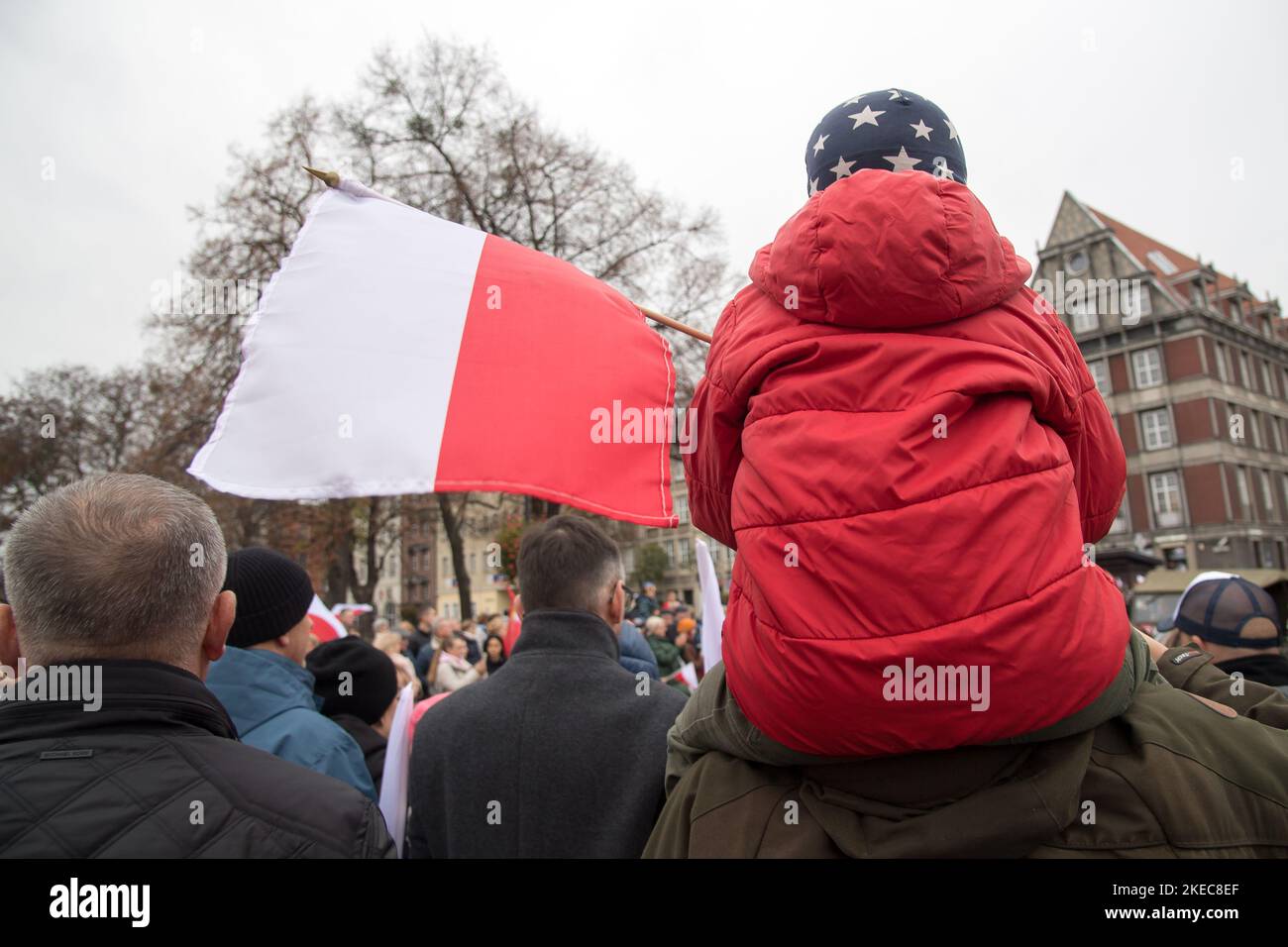 Danzica, Polonia. 11th novembre 2022. Partisitants della Parata nazionale di Indipendenza che tiene le bandiere nazionali polacche durante il giorno nazionale di Indipendenza della Polonia © Wojciech Strozyk / Alamy Live News *** Caption locale *** Foto Stock
