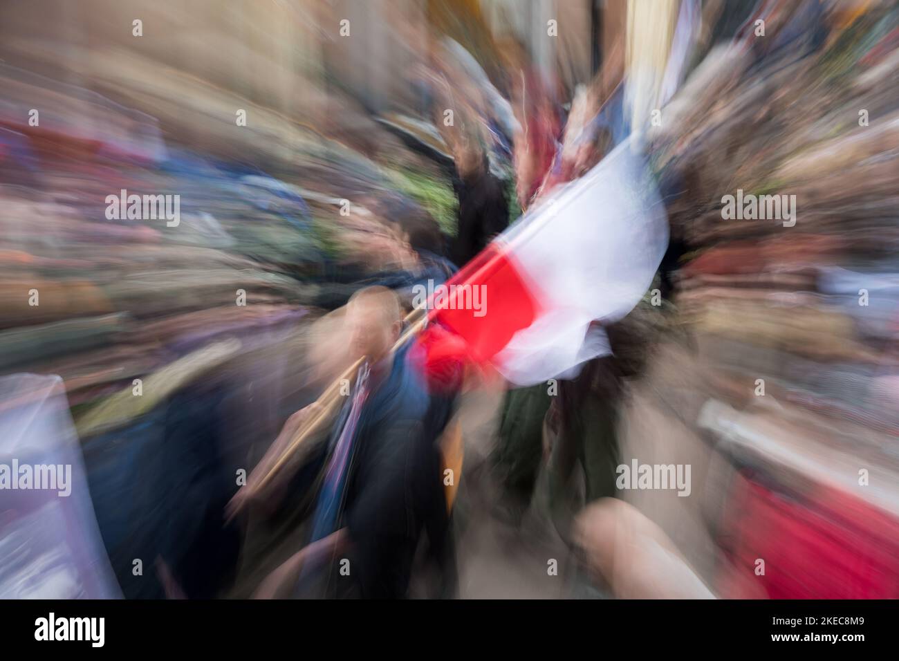 Danzica, Polonia. 11th novembre 2022. Partisitants della Parata nazionale di Indipendenza che tiene le bandiere nazionali polacche durante il giorno nazionale di Indipendenza della Polonia © Wojciech Strozyk / Alamy Live News *** Caption locale *** Foto Stock
