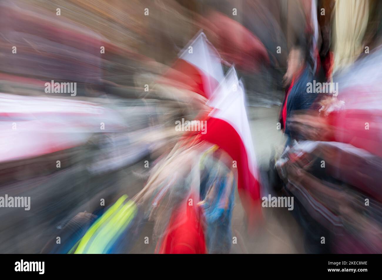 Danzica, Polonia. 11th novembre 2022. Partisitants della Parata nazionale di Indipendenza che tiene le bandiere nazionali polacche durante il giorno nazionale di Indipendenza della Polonia © Wojciech Strozyk / Alamy Live News *** Caption locale *** Foto Stock