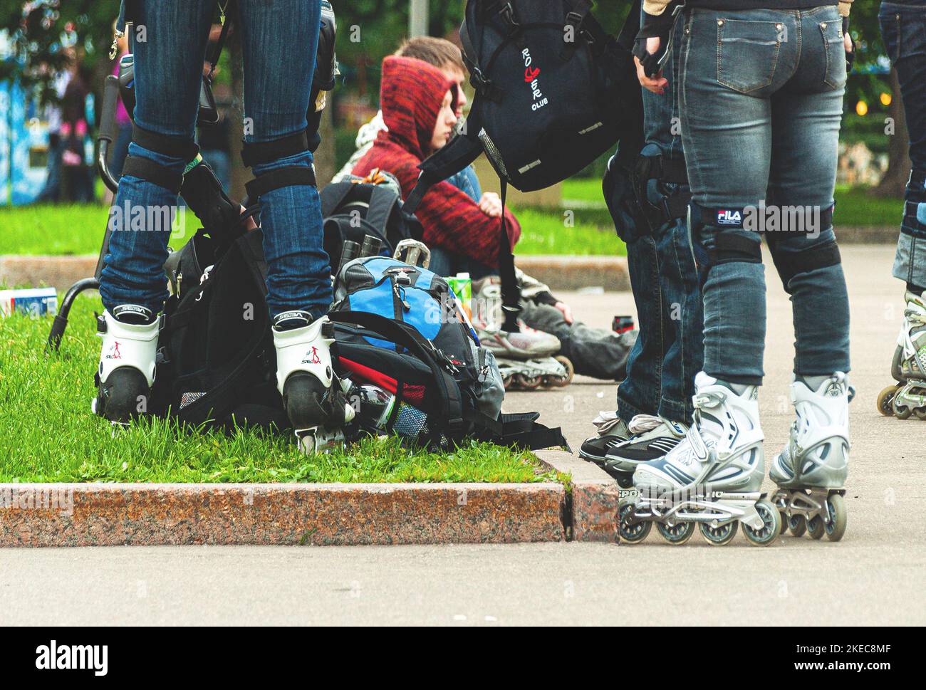 Un gruppo di giovani impara a usare le lame di un club di strada Foto Stock