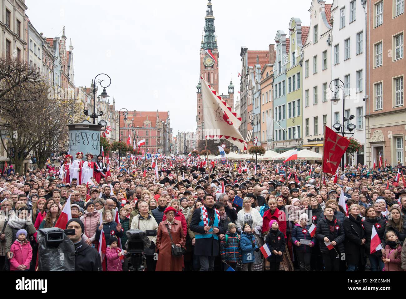 Danzica, Polonia. 11th novembre 2022. Partisitants della Parata nazionale di Indipendenza che tiene le bandiere nazionali polacche durante il giorno nazionale di Indipendenza della Polonia © Wojciech Strozyk / Alamy Live News *** Caption locale *** Foto Stock