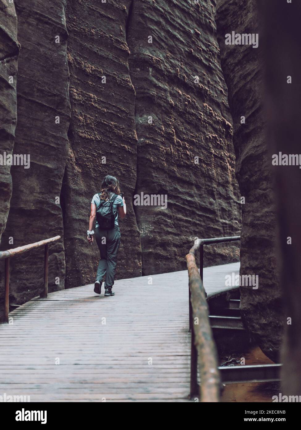 donna sul sentiero di montagna tra le rocce Foto Stock