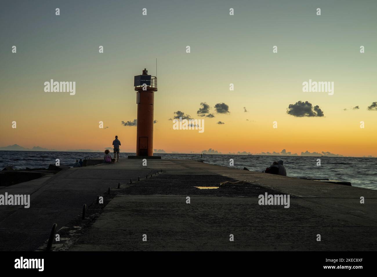 Immagine a lunga esposizione di spettacolare cielo marino con la roccia al tramonto Foto Stock