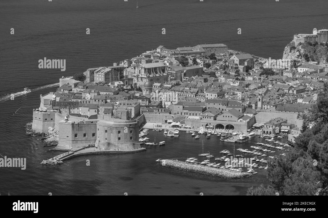 DUBROVNIK, CROAZIA, EUROPA - veduta aerea della città fortificata di Dubrovnik sulla costa della Dalmazione. Foto Stock