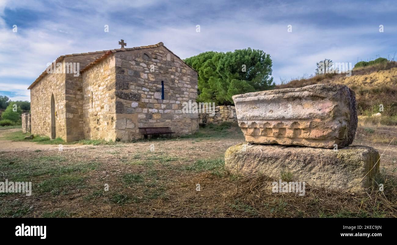 La cappella di Saint Chrisol de Nissan lez Enserune è stata costruita nel V secolo all'inizio dell'occupazione da parte dei Visigoti. Fu abbandonato nel XIII secolo e ristrutturato nel 1991. Foto Stock