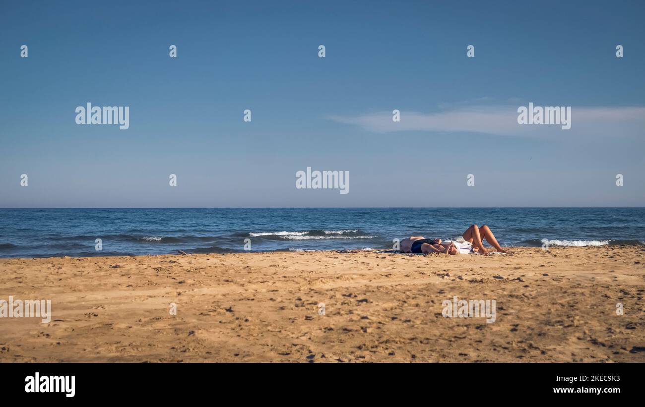 Coppia sulla spiaggia di Narbonne Plage in estate. Foto Stock