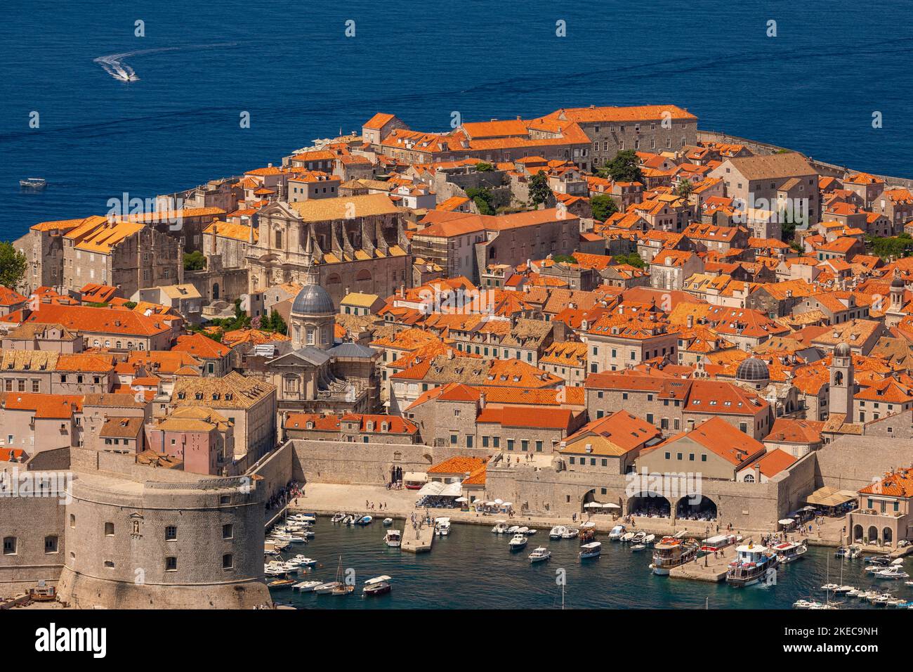 DUBROVNIK, CROAZIA, EUROPA - veduta aerea della città fortificata di Dubrovnik sulla costa della Dalmazione. Foto Stock