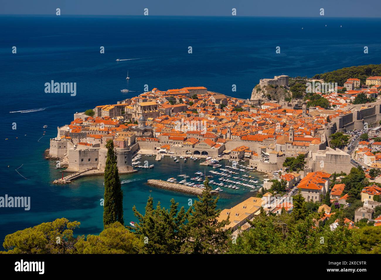 DUBROVNIK, CROAZIA, EUROPA - veduta aerea della città fortificata di Dubrovnik sulla costa della Dalmazione. Foto Stock